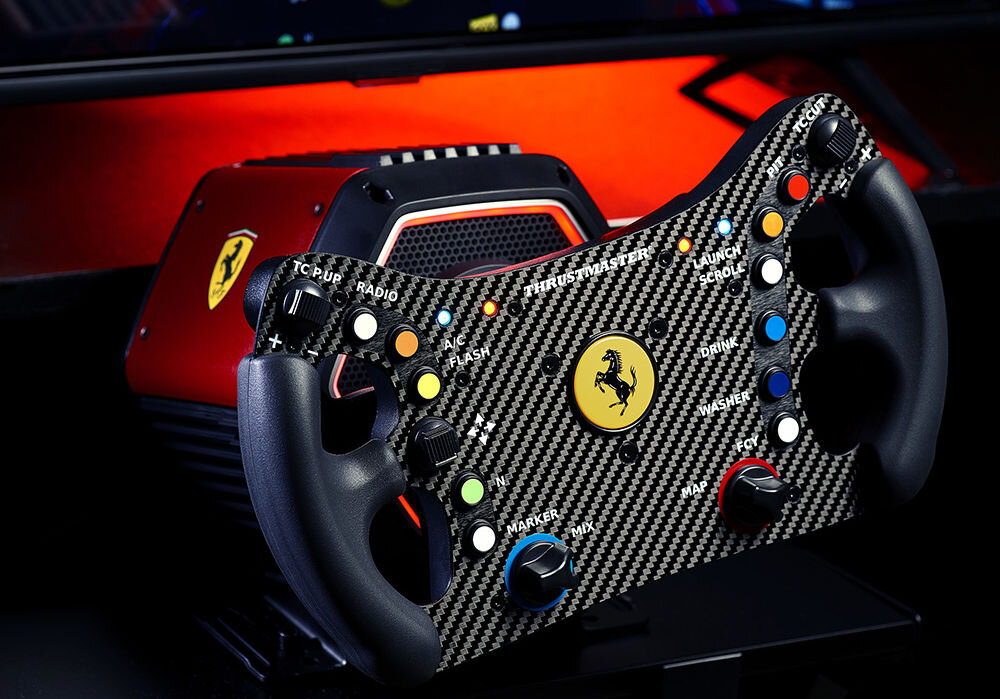 Kierownica THRUSTMASTER Ferrari 488 GT3 Wheel Add-On prezentacja urządzenia od przodu pod kątem przymocowanego do bazy symulator simracing pełnowymiarowa replika Ferrari oparta na modelu 488 GT3 rywalizacja torowa starannie dobrane materiały ergonomia rozkład przycisków skupienie