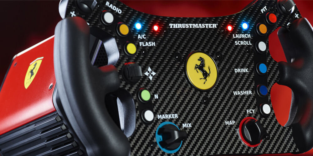 Kierownica THRUSTMASTER Ferrari 488 GT3 Wheel Add-On prezentacja urządzenia przyłączonego do bazy od frontu pod kątem na czerwonym tle wyścigi centralna płyta czołowa z okładziną z włókna węglowego średnica 31 cm niska masa odpowiednie wyważenie wspiera kierowcę pełna moc siłowe sprzężenie zwrotne dużo szczegółów wyraźne reakcje dokładność
