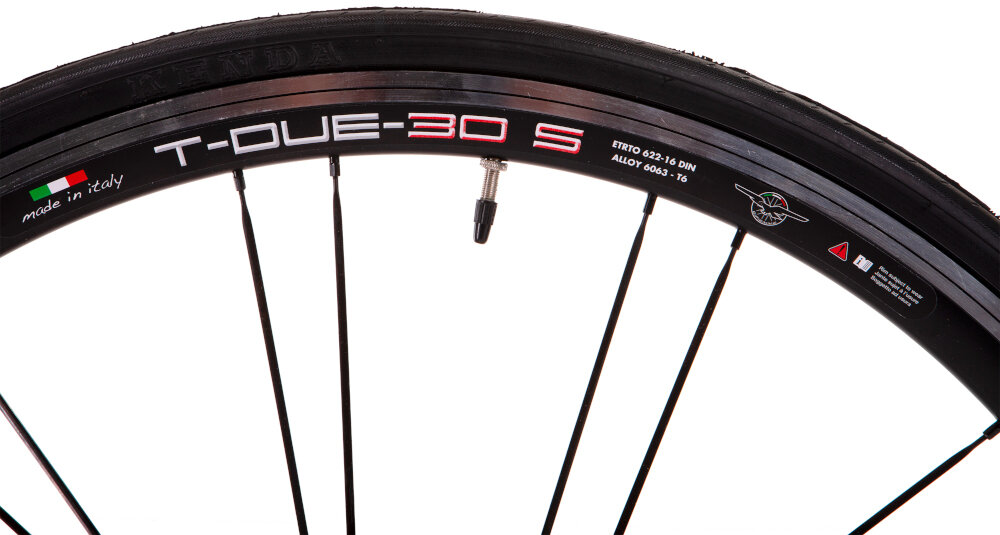 Rower szosowy INDIANA Racing M20 28 cali męski Czerwony kola rozmiar 28 cali bardzo cienkie i gladkie opony marki VITTORIA Zaffiro piasty z aluminium QR do wyczynowego kolarstwa szybkiego regularne sprawdzanie cisnienia powietrza wartosc na bocznej czesci opony