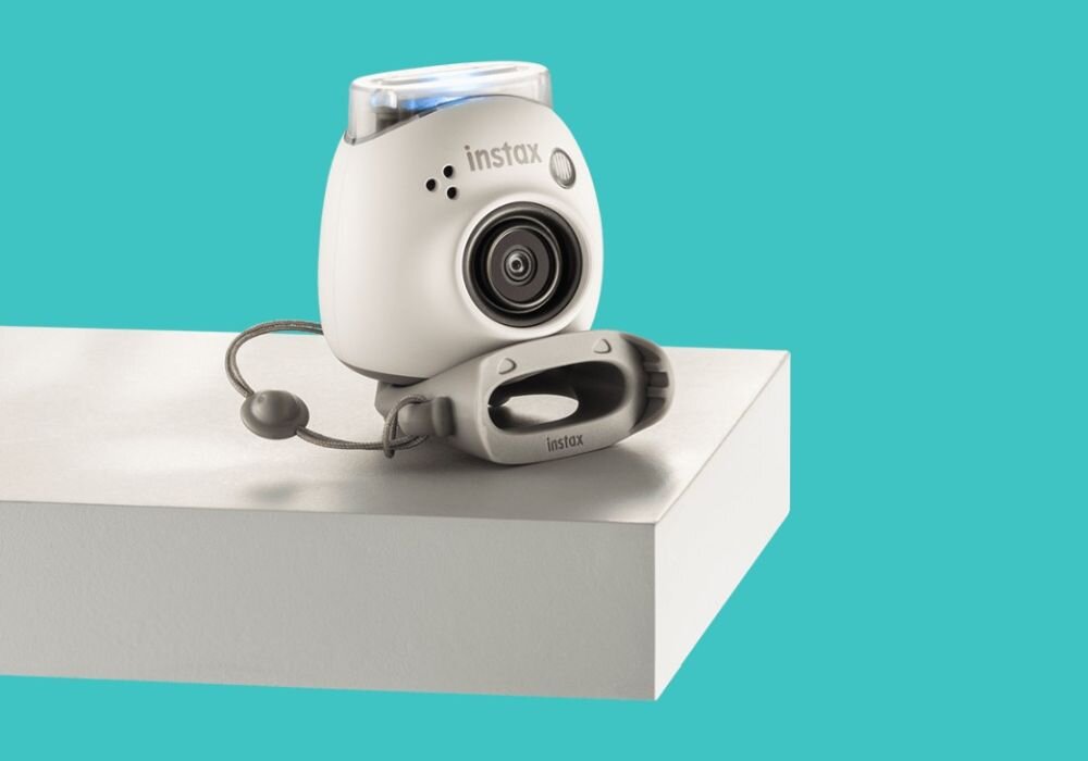 Aparat cyfrowy FUJIFILM Instax Pal  zdjęcia obiektyw ekran wizjer ogniskowa przysłona migawka obudowa bateria zasilanie filmy nagrywanie rozdzielczość matryca rozmiar przekątna tryby iso montaż lampa światło przyciski sterowanie menu kontrast jasność balans bieli filtry cmos karta pliki format zapis seria