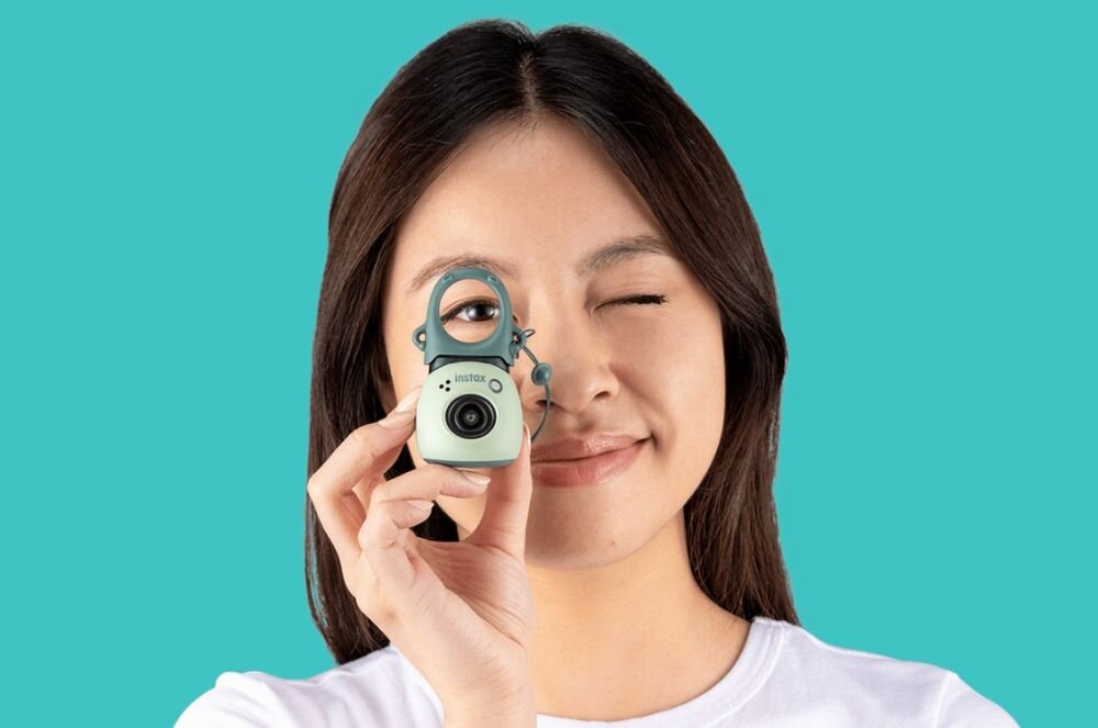 Aparat cyfrowy FUJIFILM Instax Pal  zdjęcia obiektyw ekran wizjer ogniskowa przysłona migawka obudowa bateria zasilanie filmy nagrywanie rozdzielczość matryca rozmiar przekątna tryby iso montaż lampa światło przyciski sterowanie menu kontrast jasność balans bieli filtry cmos karta pliki format zapis seria