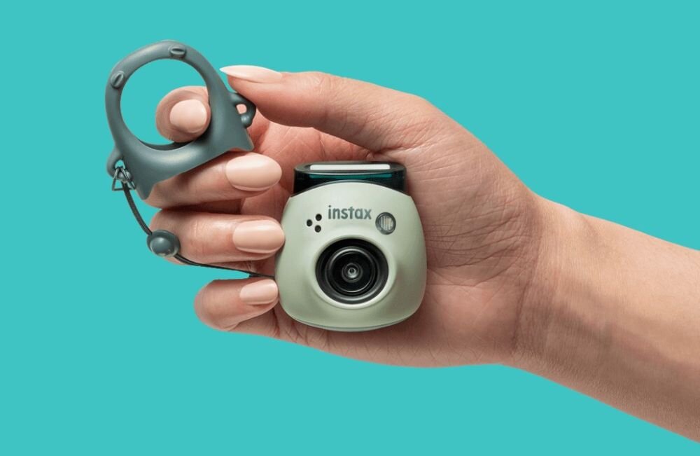 Aparat cyfrowy FUJIFILM Instax Pal  zdjęcia obiektyw ekran wizjer ogniskowa przysłona migawka obudowa bateria zasilanie filmy nagrywanie rozdzielczość matryca rozmiar przekątna tryby iso montaż lampa światło przyciski sterowanie menu kontrast jasność balans bieli filtry cmos karta pliki format zapis seria