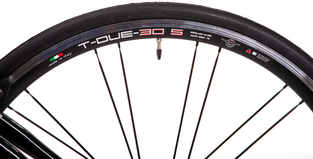 Rower szosowy INDIANA Racing M20 28 cali męski Czarny kola rozmiar 28 cali bardzo cienkie i gladkie opony marki VITTORIA Zaffiro piasty z aluminium QR do wyczynowego kolarstwa szybkiego regularne sprawdzanie cisnienia powietrza wartosc na bocznej czesci opony