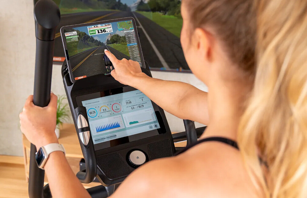 Orbitrek magnetyczny HAMMER Cross Pace 7.0 NorsK4 modul Bluetooth Wi-Fi aplikacje HAMMER WORKOUTS Kinomap Zwift uchwyt na telefon/tablet