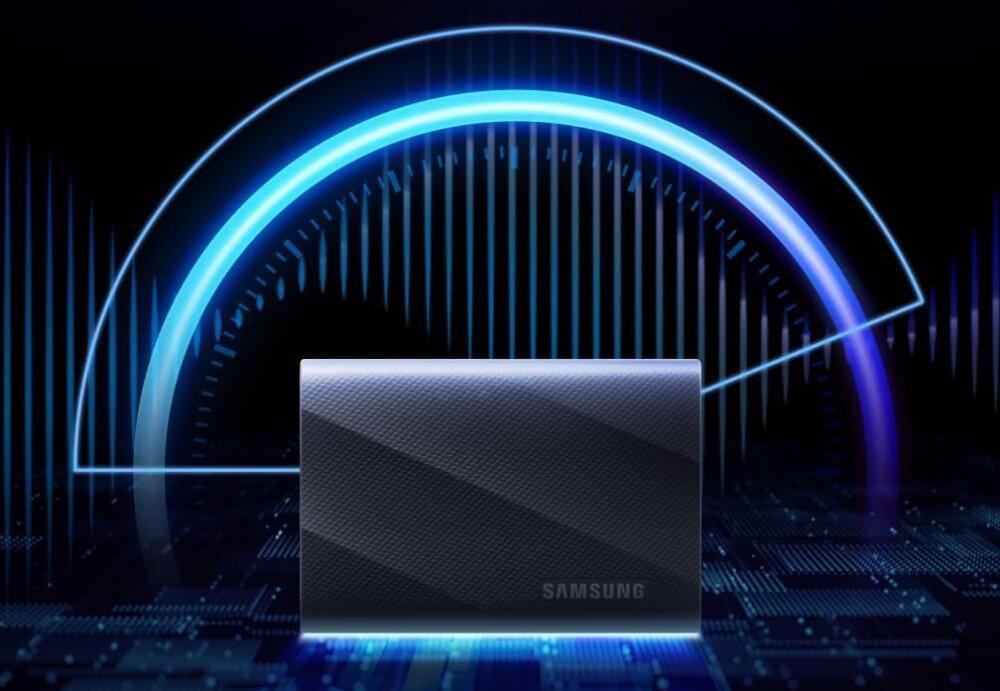 Na obrazie widoczny jest czarny dysk zewnętrzny z napisem \'SAMSUNG\' na tle z niebieskimi, świetlnymi efektami w kształcie łuku i pionowych linii.