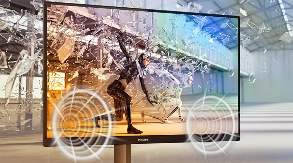 Monitor PHILIPS Evnia 49M2C8900 Monitor z wyświetloną postacią uderzającą w taflę szkła, wokół efekt rozbicia szkła; na ekranie wizualizacja postaci w dynamicznym ruchu, widoczne także symbole dźwięku, głośniki, moc, technologia DTS Sound