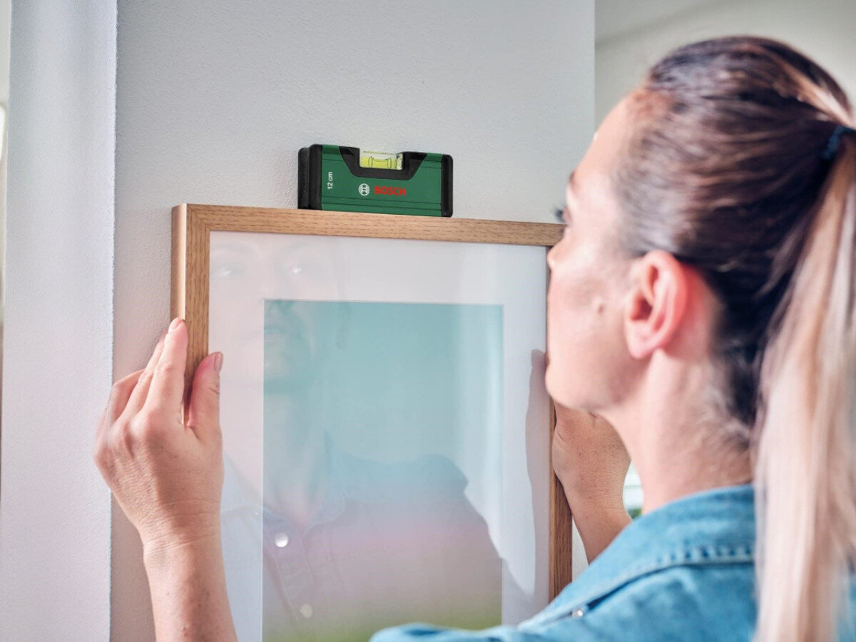 Poziomica BOSCH 1600A02H3H, precyzja, dłoń, pomiar, mobilność, Poziomowanie obrazu na ścianie małą poziomicą Bosch 12 cm.