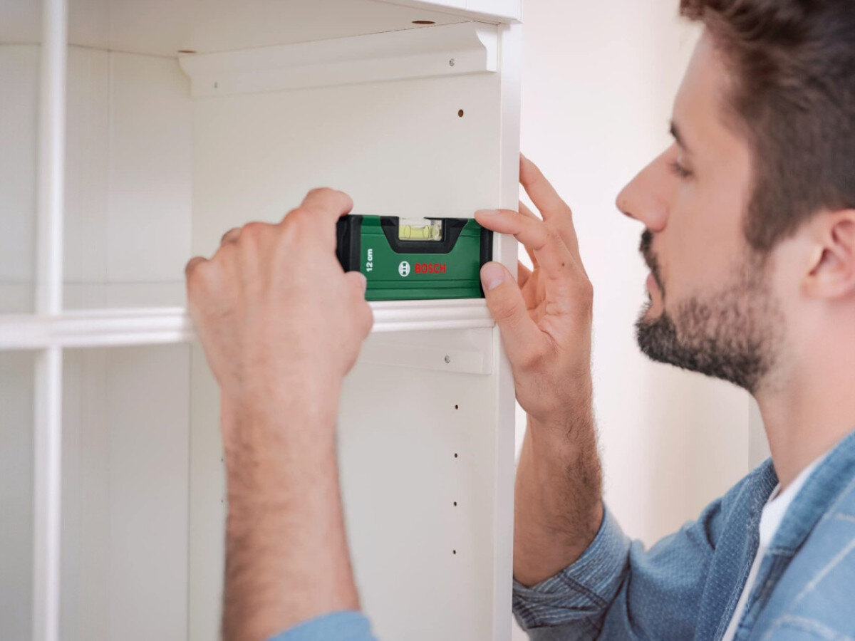 Poziomica BOSCH 1600A02H3H, aluminium, obudowa, kieszeń, trwałość, Ustawianie poziomu półki w szafce małą poziomicą Bosch.