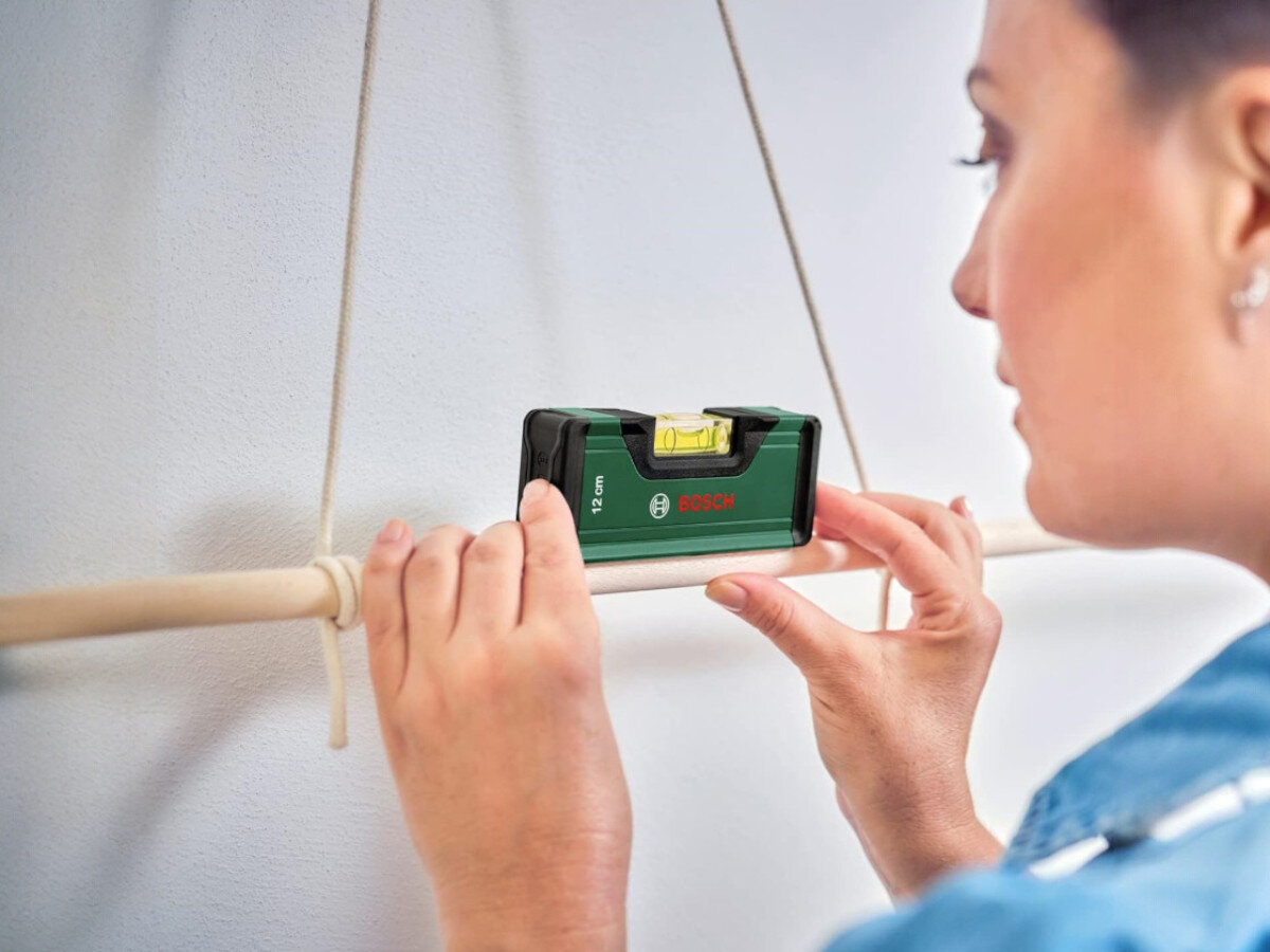 Poziomica BOSCH 1600A02H3H, Softgrip, stabilność, stopery, ochrona, Wykorzystanie rowka V poziomicy Bosch na okrągłym drążku.