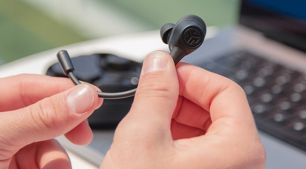 Słuchawki dokanałowe JLAB Work Buds Czarny design komfort lekkość dźwięk jakość wrażenia słuchowe ergonomia lekkość sport aktywność podróże czas pracy działanie akumulator