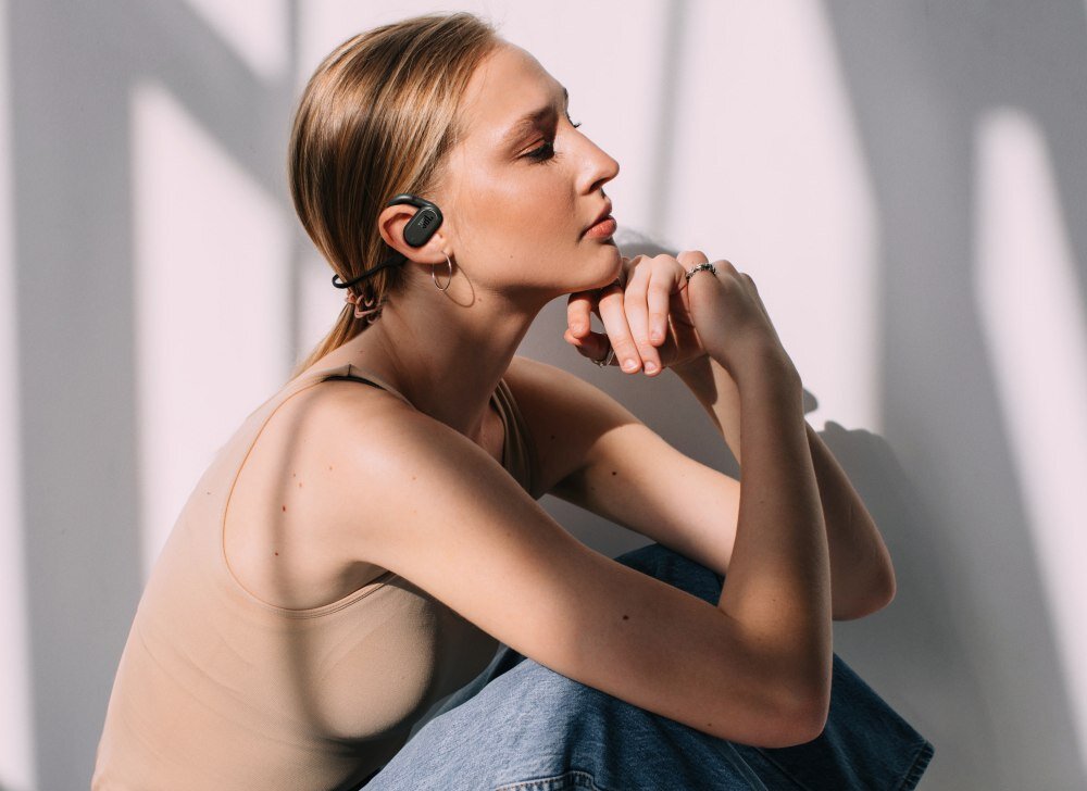 Słuchawki powietrzne JBL Soundgear Sense konstrukcja połączenie opaska szyja trening