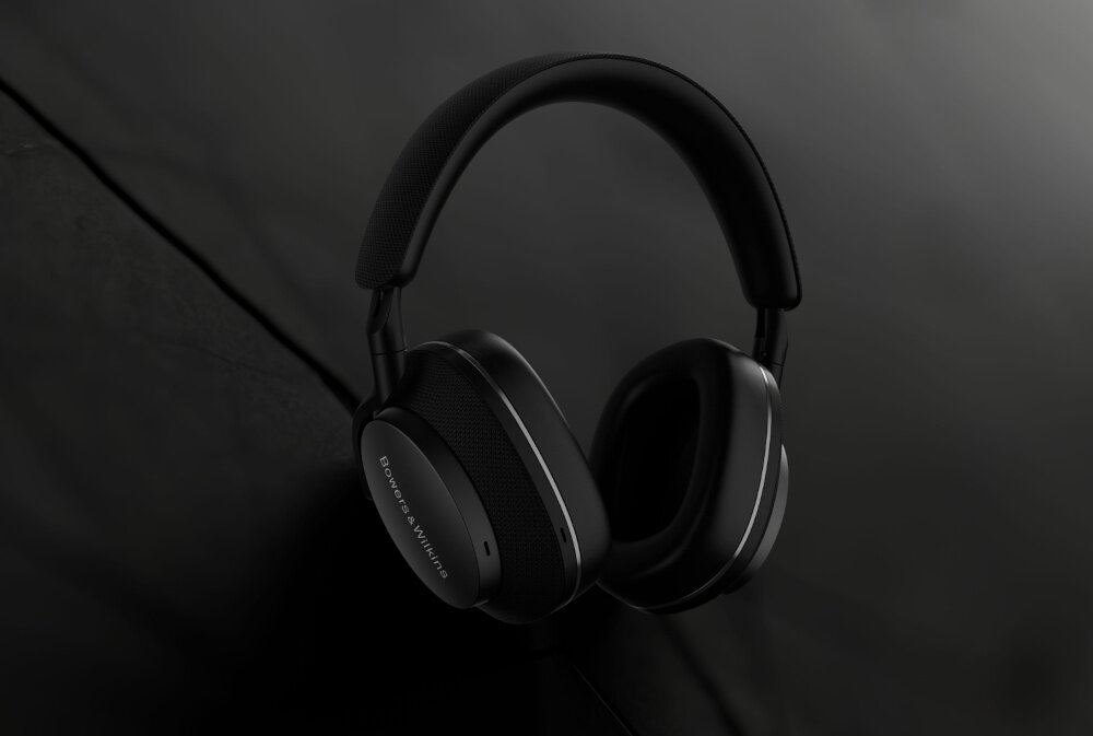 Czarne słuchawki nauszne z widocznym logo \'Bowers & Wilkins\' na nauszniku, umieszczone na ciemnym tle.