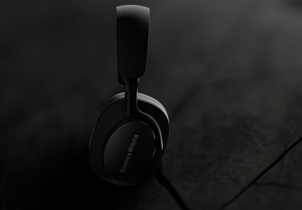 Czarne słuchawki nauszne z widocznym napisem \'Bowers & Wilkins\' na nauszniku, umieszczone na ciemnym tle.