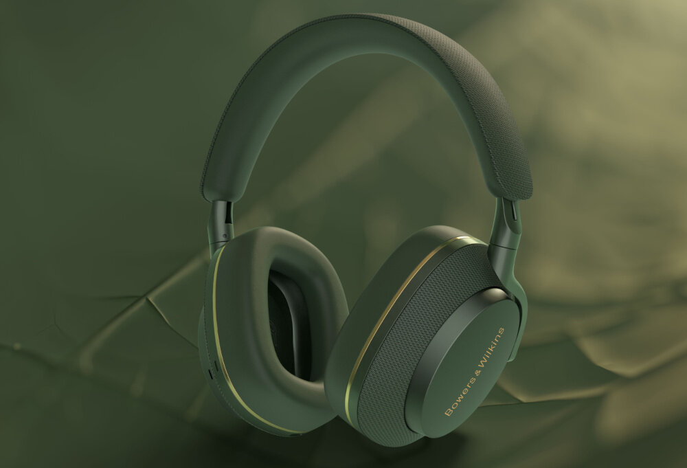 Zielone słuchawki nauszne z widocznym napisem \'Bowers & Wilkins\' na nauszniku. Tło jest w odcieniach zieleni, co harmonizuje z kolorem słuchawek.