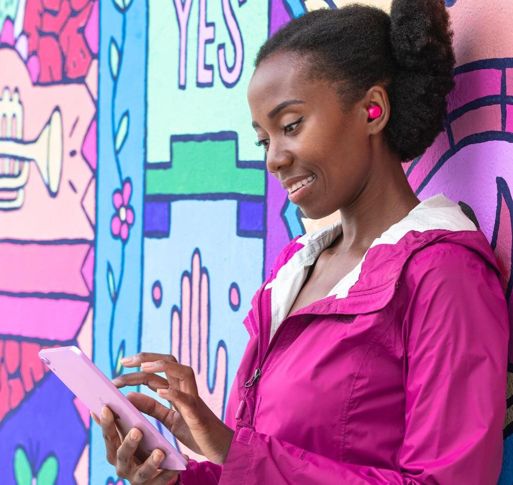 Słuchawki dokanałowe JLAB Jbuds Mini TWS design komfort lekkość dźwięk jakość wrażenia słuchowe ergonomia lekkość sport aktywność podróże czas pracy działanie akumulator