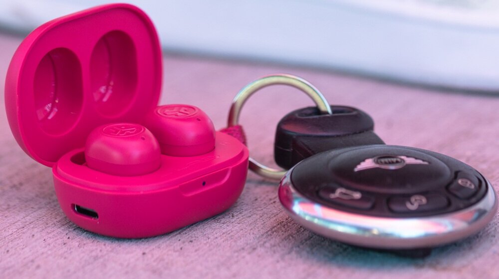 Słuchawki dokanałowe JLAB Jbuds Mini TWS design komfort lekkość dźwięk jakość wrażenia słuchowe ergonomia lekkość sport aktywność podróże czas pracy działanie akumulator