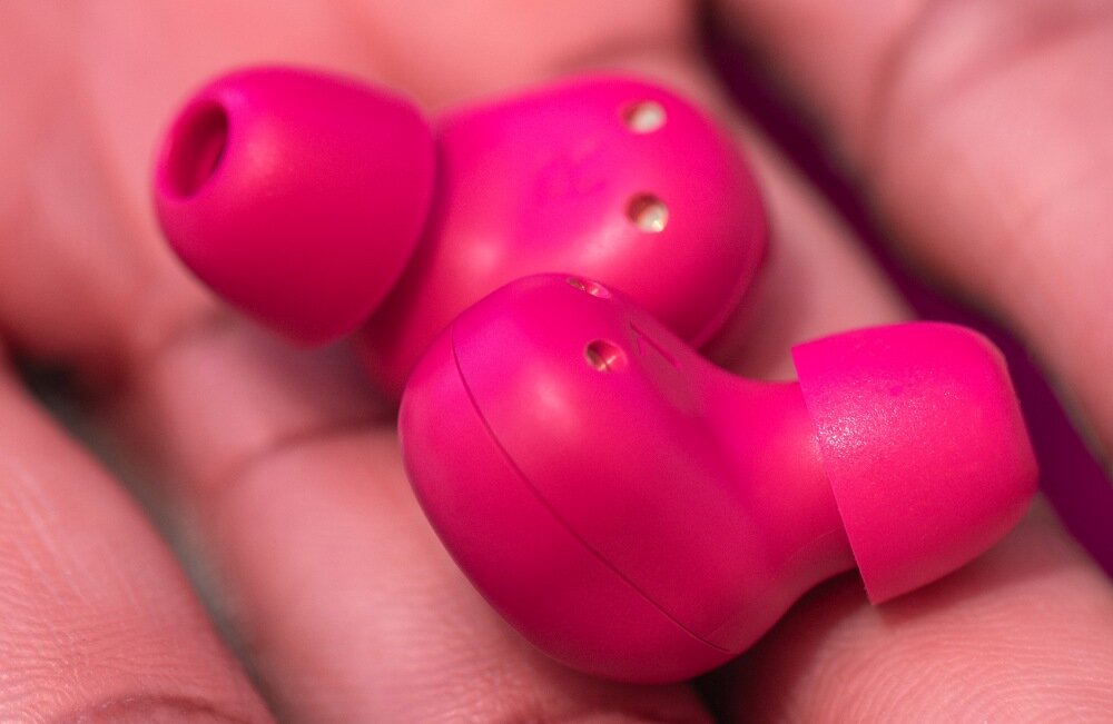 Słuchawki dokanałowe JLAB Jbuds Mini TWS design komfort lekkość dźwięk jakość wrażenia słuchowe ergonomia lekkość sport aktywność podróże czas pracy działanie akumulator