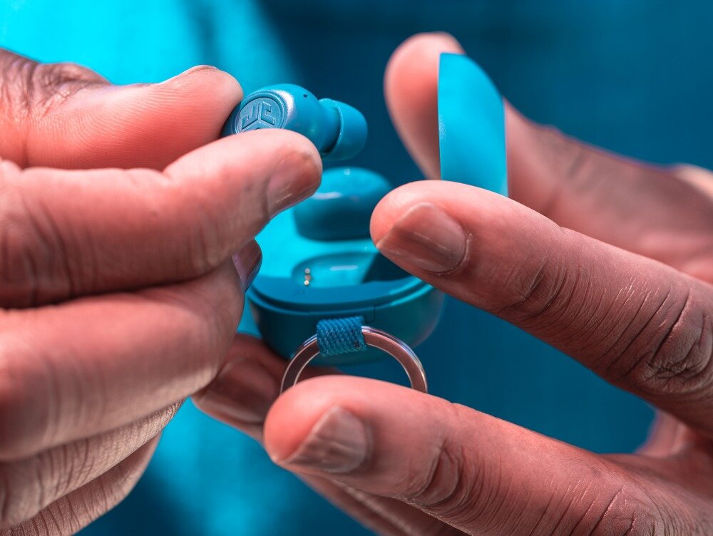 Słuchawki dokanałowe JLAB Jbuds Mini TWS design komfort lekkość dźwięk jakość wrażenia słuchowe ergonomia lekkość sport aktywność podróże czas pracy działanie akumulator