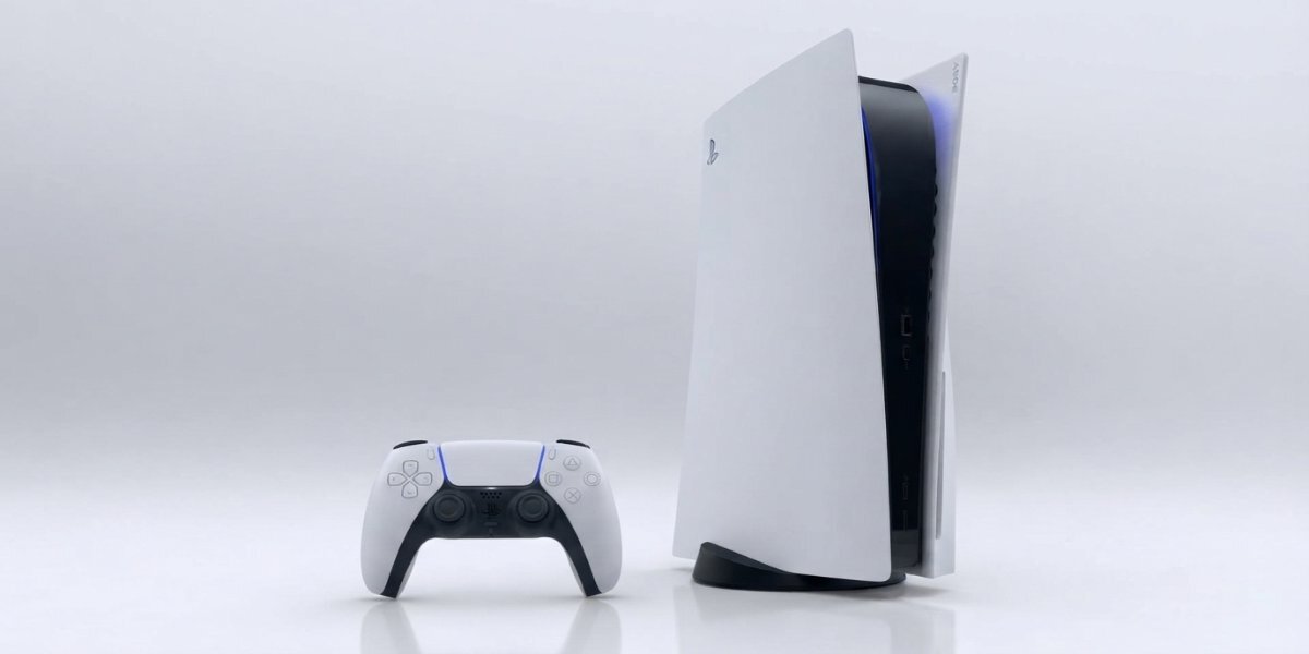 Konsola PS5 i kontroler DualSense na jasnym tle.