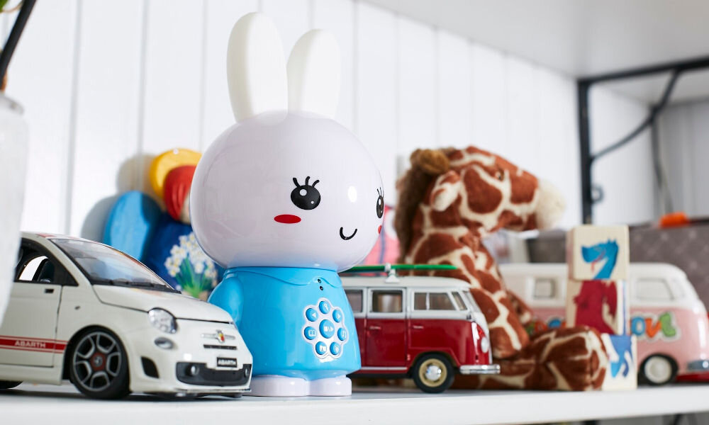 Zabawka edukacyjna ALILO Honey Bunny G6 Niebieski towarzysz Twojego dziecka, produkt stojący na półce między innymi zabawkami
