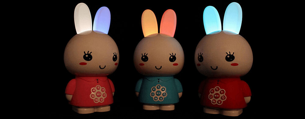 Zabawka edukacyjna ALILO Honey Bunny G6 Niebieski delikatne
światło nocne miękkie zmieniające kolory uszy króliczka subtelne ledowe światło migające w 7 kolorach trzy zabawki ze świecącymi się uszami na czarnym tle - dwie w wersji czerwonej i niebieska
