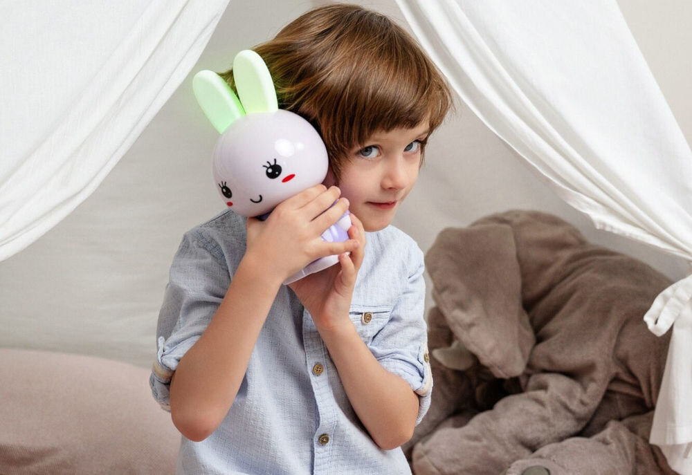Zabawka edukacyjna ALILO Honey Bunny G6 Fioletowy dobra
jakość dźwięku, dzięki wbudowanemu głośnikowi o mocy 3 W chłopiec przykładający zabawkę do ucha