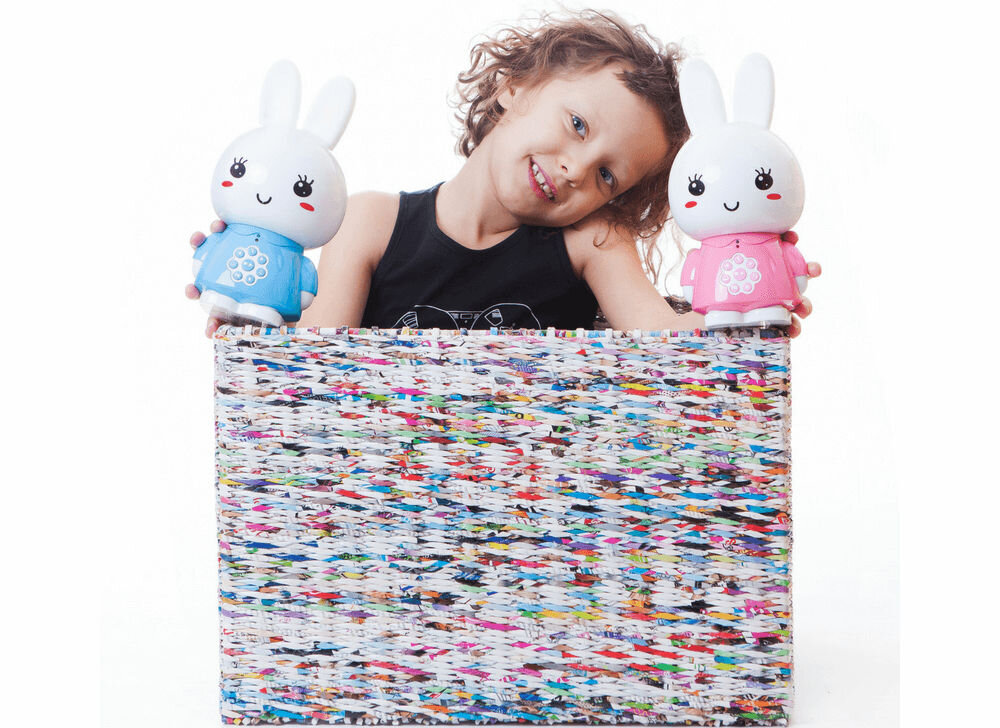 Zabawka edukacyjna ALILO Honey Bunny G6 Fioletowy wykonana z wysokiej jakości tworzywa ABS, które jest ok. 30 razy mocniejsze
niż standardowy plastik wytrzymałość na upadki i codzienne użytkowanie wykonana z atestowych materiałów, wolnych od
substancji szkodliwych dziewczynka trzymająca zabawki w niebieskim i różowym wariancie na białym tle