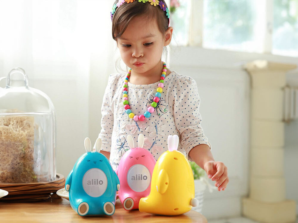 Zabawka edukacyjna ALILO Happy Bunny P1 Niebieski tańcz i śpiewaj, możliwość włączenia dźwięków perkusji poprzez naciśnięcie brzuszka, rozwija koordynację ruchową i poczucie rytmu u dziecka,
					wzmacnia więzi rodzinne i buduje poczucie bezpieczeństwa, dziewczynka, a przed nią trzy króliczki w trzech wersjach kolorystycznych