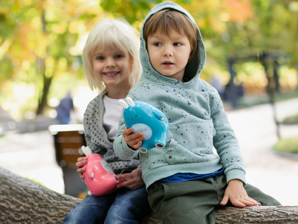Zabawka edukacyjna ALILO Happy Bunny P1 Niebieski różne style muzyczne, 30 fabrycznie wgranych piosenek i bajek, rock, jazz, latino, zabawa i nauka w jednym, chłopiec oraz dziewczynka bawiący się króliczkami