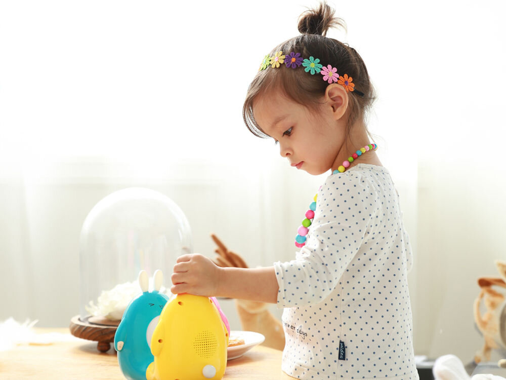 Zabawka edukacyjna ALILO Happy Bunny P1 Niebieski dobra jakość dźwięku, głośnik o mocy 3 W z możliwością regulacji głośności, dziewczynka bawiąca się króliczkami