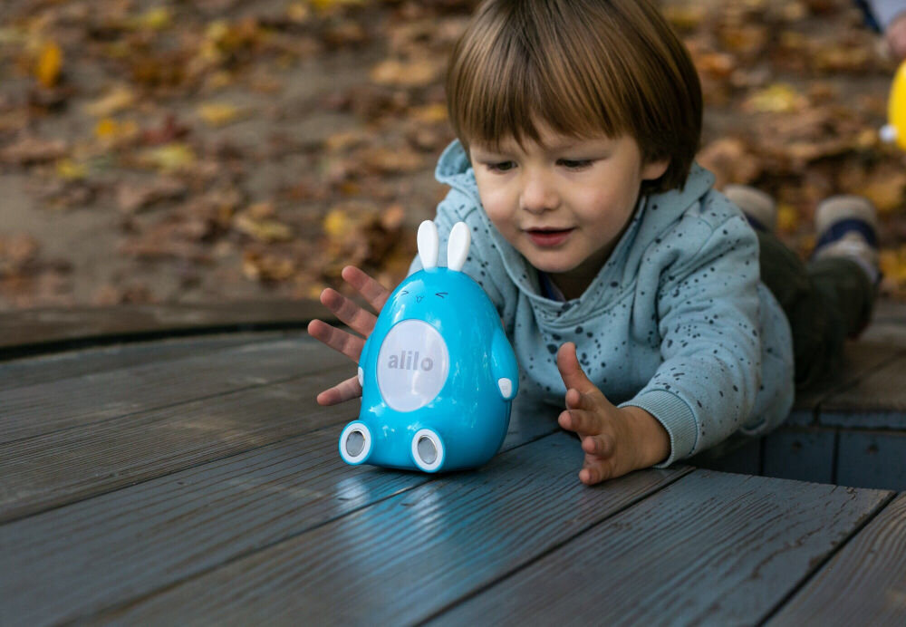 Zabawka edukacyjna ALILO Happy Bunny P1 Niebieski wytrzymała i bezpieczna, wykonana z wysokiej jakości tworzywa ABS, wytrzymała na upadki i codzienne użytkowanie,
					wykonana z atestowych materiałów, wolnych od substancji szkodliwych i zgodnych ze standardami RoHS, chłopiec bawiący się produktem na świeżym powietrzu