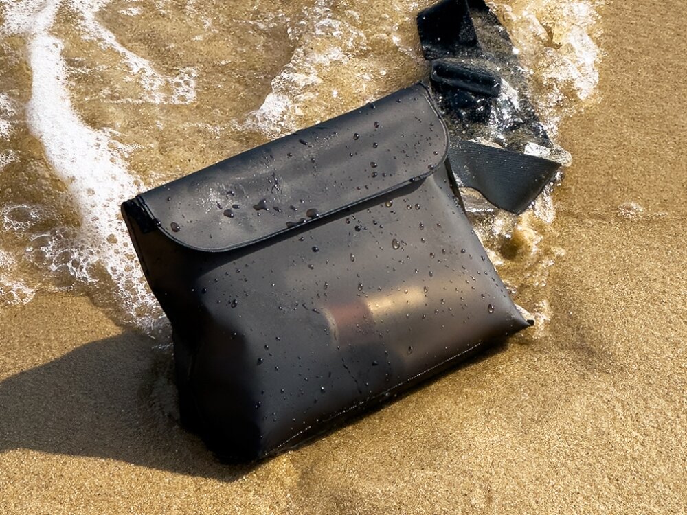 Wodoodporna torebka Araree Aquaproof Bag
            torebka na piasku plaża woda piasek