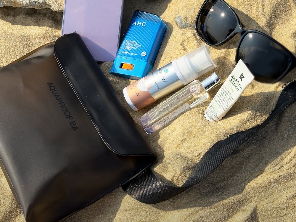 Wodoodporna torebka Araree Aquaproof Bag
            torebka na piasku pojemność smartfon przestronny zawartość