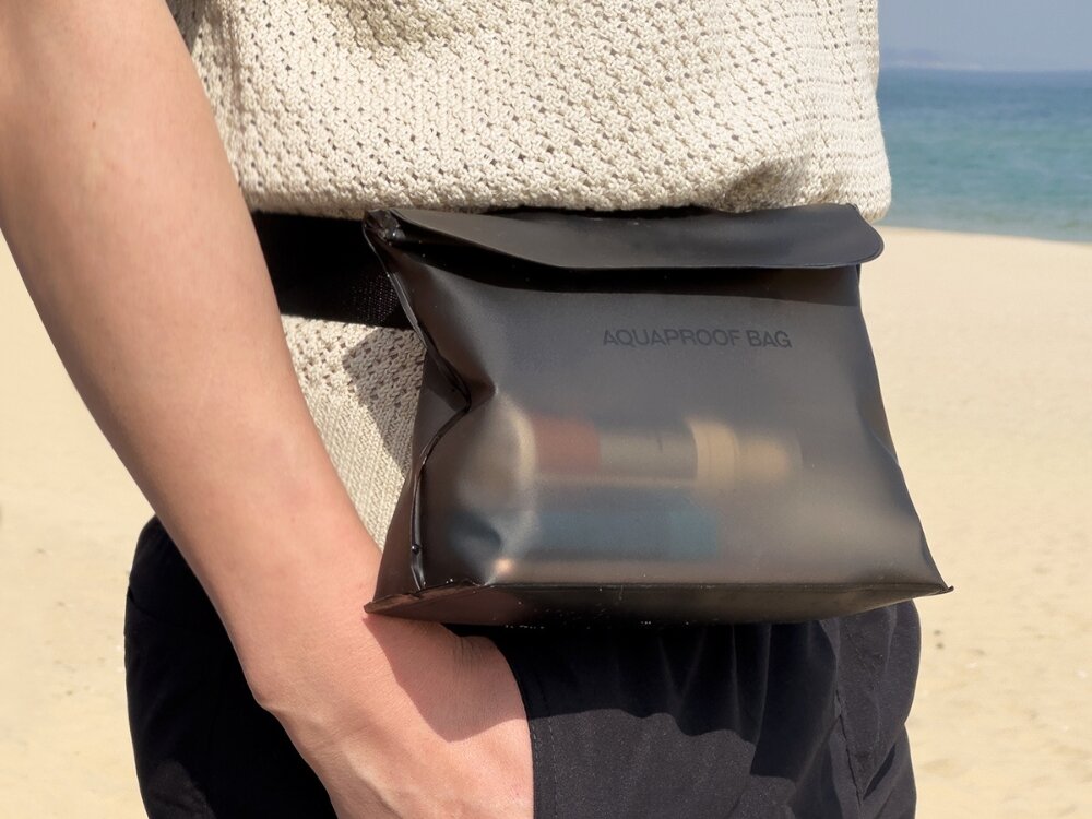 Wodoodporna torebka Araree Aquaproof Bag
            torebka na talii komfort regulowany pasek swoboda praktyczność