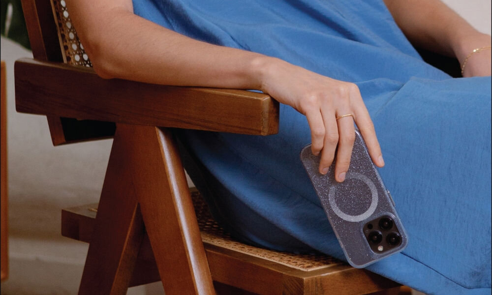 UNIQ Coehl Lumino telefon w etui trzymany w ręku