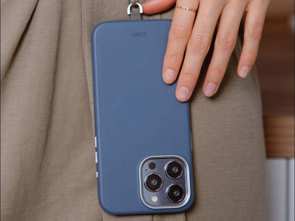 Niebieskie etui na telefon z trzema widocznymi obiektywami aparatu. Na etui widoczny jest napis \'COEHL\'.