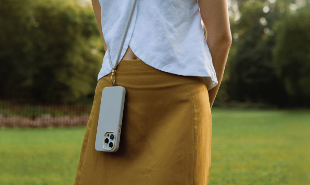 UNIQ Coehl Creme  etui z telefonem zaiweszony na szyi