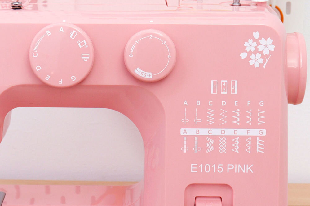 MASZYNA DO SZYCIA JANOME JUNO E1015 PINK sciegi pokrętła szeroki wybór owerlokowy kryty