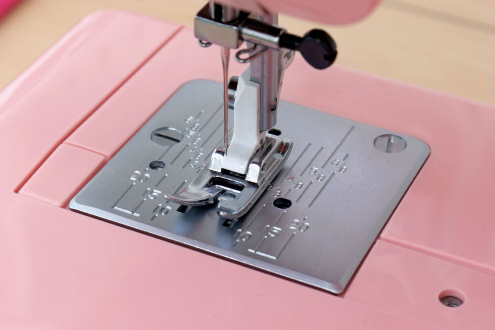 MASZYNA DO SZYCIA JANOME JUNO E1015 PINK linie równomierne przeszycie