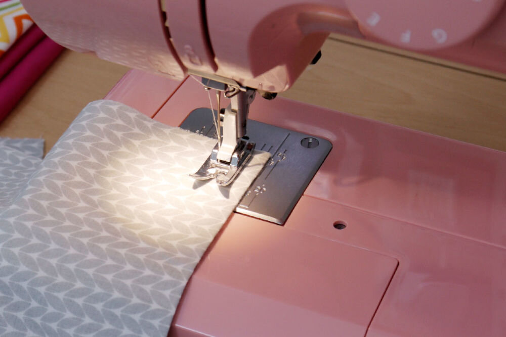 MASZYNA DO SZYCIA JANOME JUNO E1015 PINK widoczność oświetlenie LED