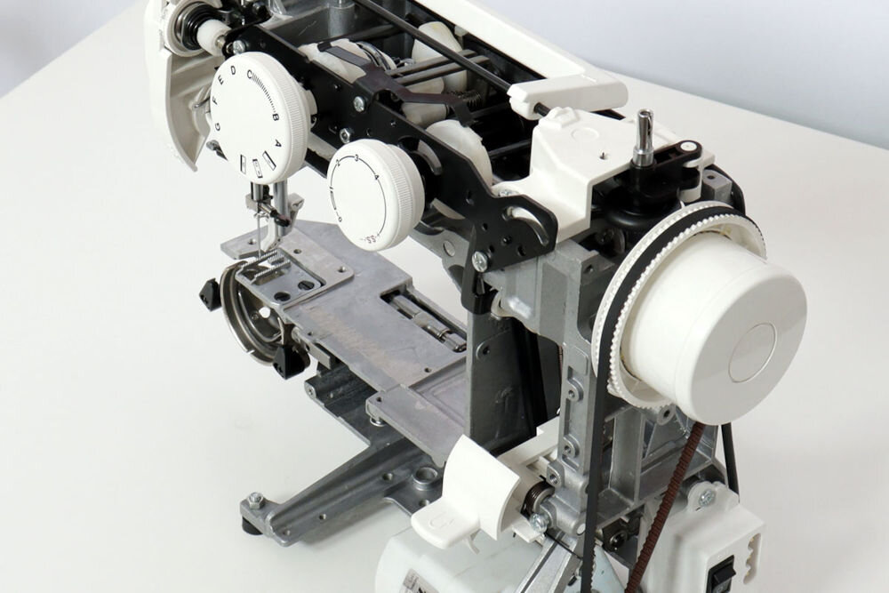 MASZYNA DO SZYCIA JANOME JUNO E1015 PINK solidna metalowa konstrukcja podzespoły spasowana obudowa