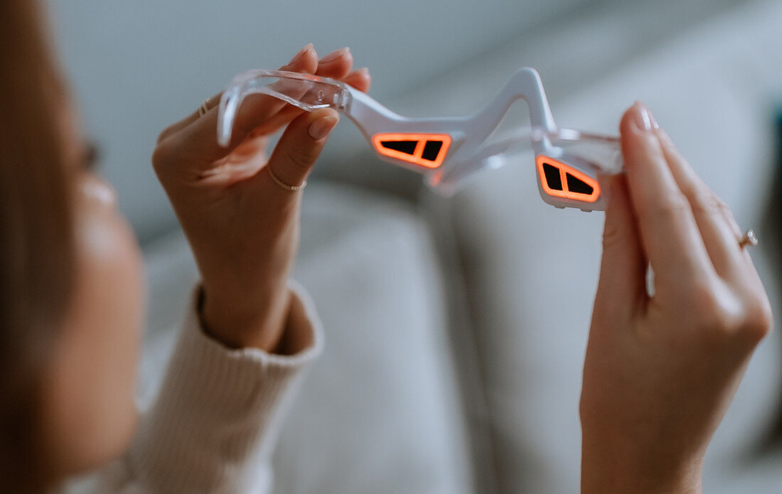 Masażer okolic oczu BEAUTIFLY IllumiEyes Therapy Blush Czerwone światło fotonowe Czerwone światło fotonowe drobne linie i zmarszczki