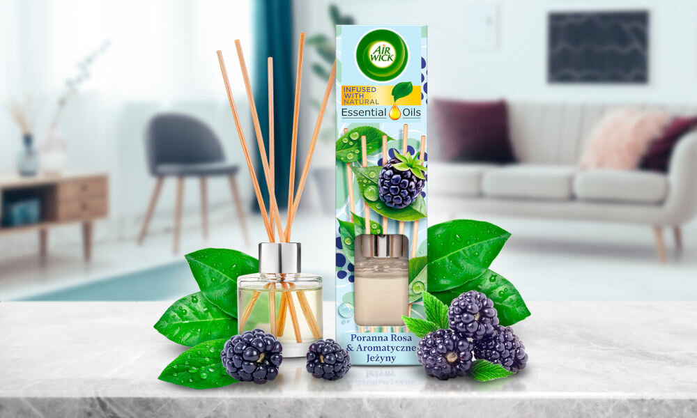 Patyczki zapachowe AIR WICK Essential Oils Poranna Rosa & Aromatyczne Jeżyny 40 ml packshot z KV