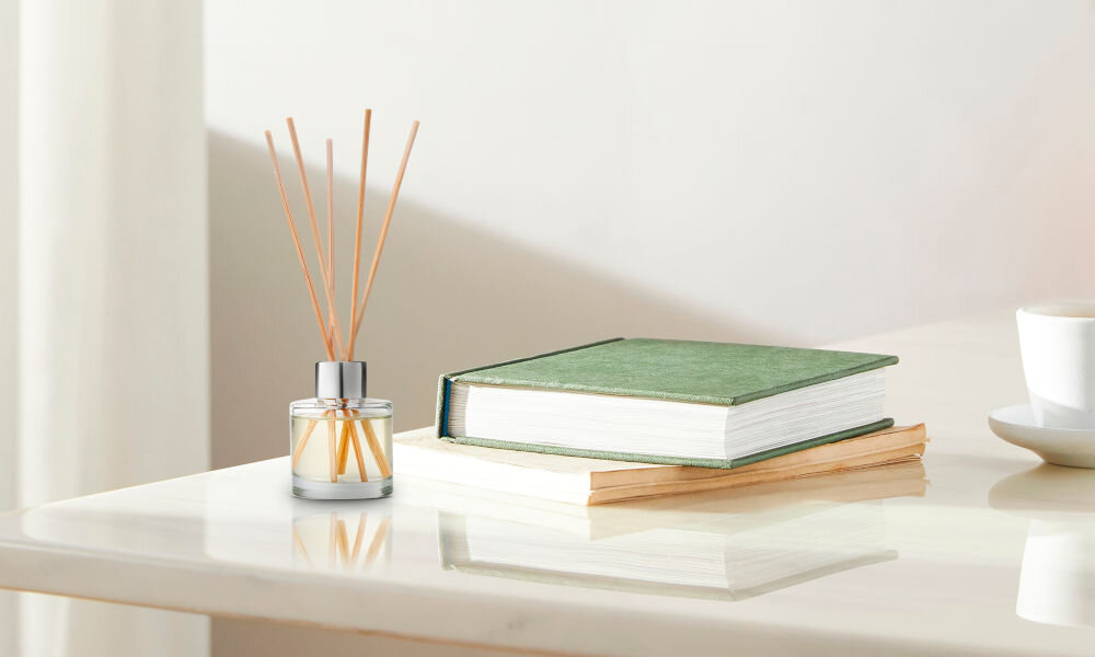 Patyczki zapachowe AIR WICK Essential Oils Poranna Rosa & Aromatyczne Jeżyny 40 ml produkt w pomieszczeniu