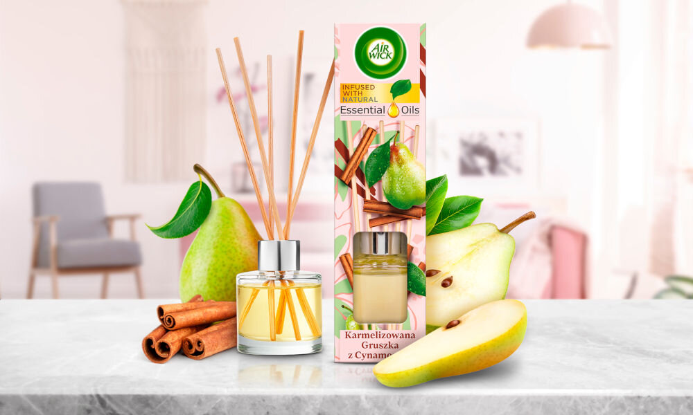 Patyczki zapachowe AIR WICK Essential Oils Karmelizowana Gruszka z Cynamonem 40 ml packshot z KV