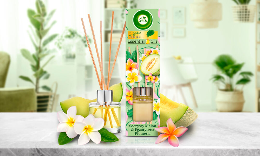 Patyczki zapachowe AIR WICK Essential Oils Karmelizowana Gruszka z Cynamonem 40 ml packshot z KV