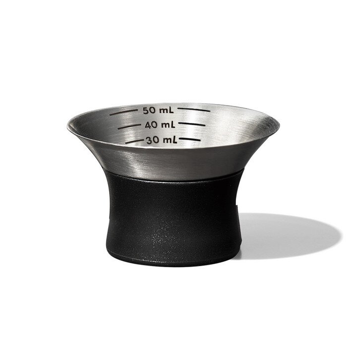 Stalowy shaker z czarną podstawą, posiadający miarkę z oznaczeniami 30 mL, 40 mL i 50 mL na wewnętrznej stronie.