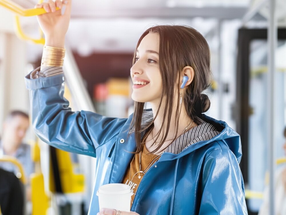 Etui dokujące Awei T85 z pojemną baterią i szybkim ładowaniem kobieta ze słuchawką w uchu