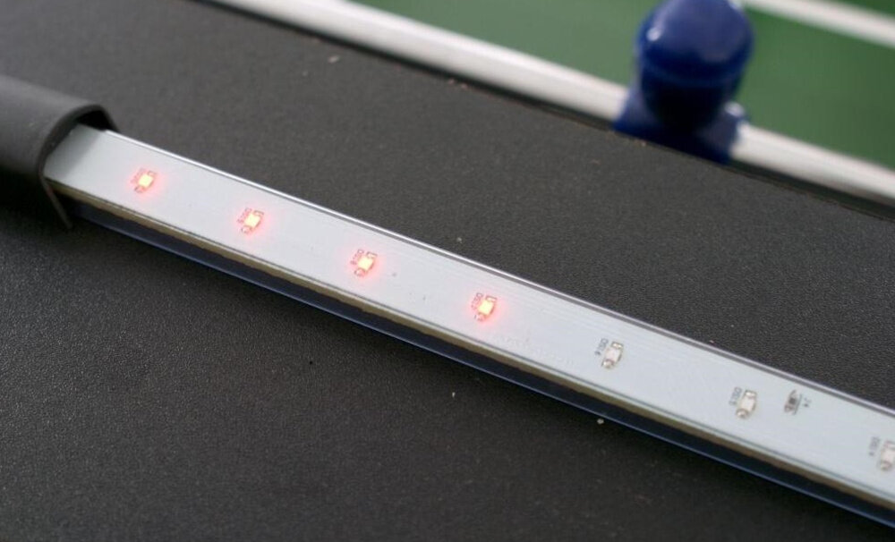 Stół do piłkarzyków ENERO 1050621 zbliżenie na liczniki liczniki wykorzystujące czerwone diody LED gol odpowiada zapaleniu kolejnej diody Zasilanie trzema bateriami AAA