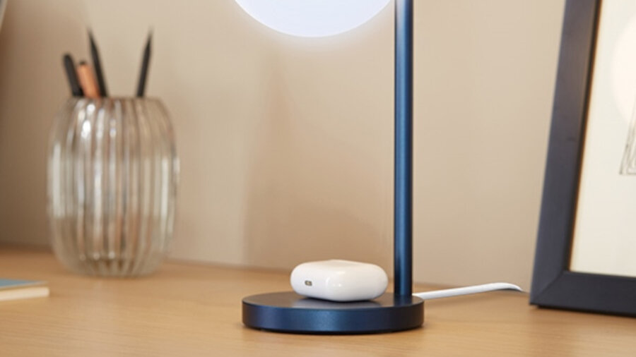 Lampa stołowa LEXON Bubble LH70X - ładowanie urządzeń